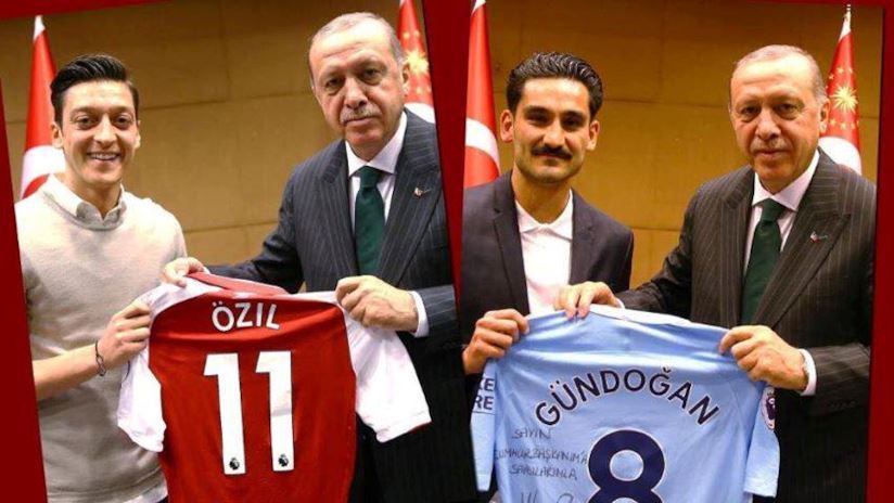 Erdoğan in foto assieme ai celebri calciatori Gündoğan ed Özil 